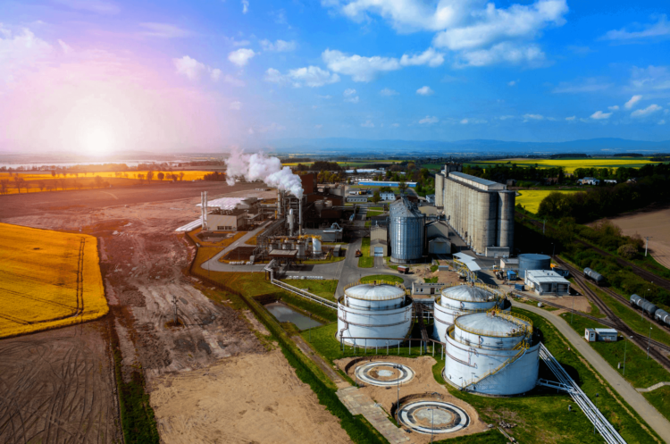 Mercado de carbono e RenovaBio: uma sinergia em construção? Artigo por Aurélio Amaral e Erick Diniz. Na imagem: usina de etanol, cujos produtores são os principais na emissão de CBIOs (Foto: Celfenergia/Divulgação)