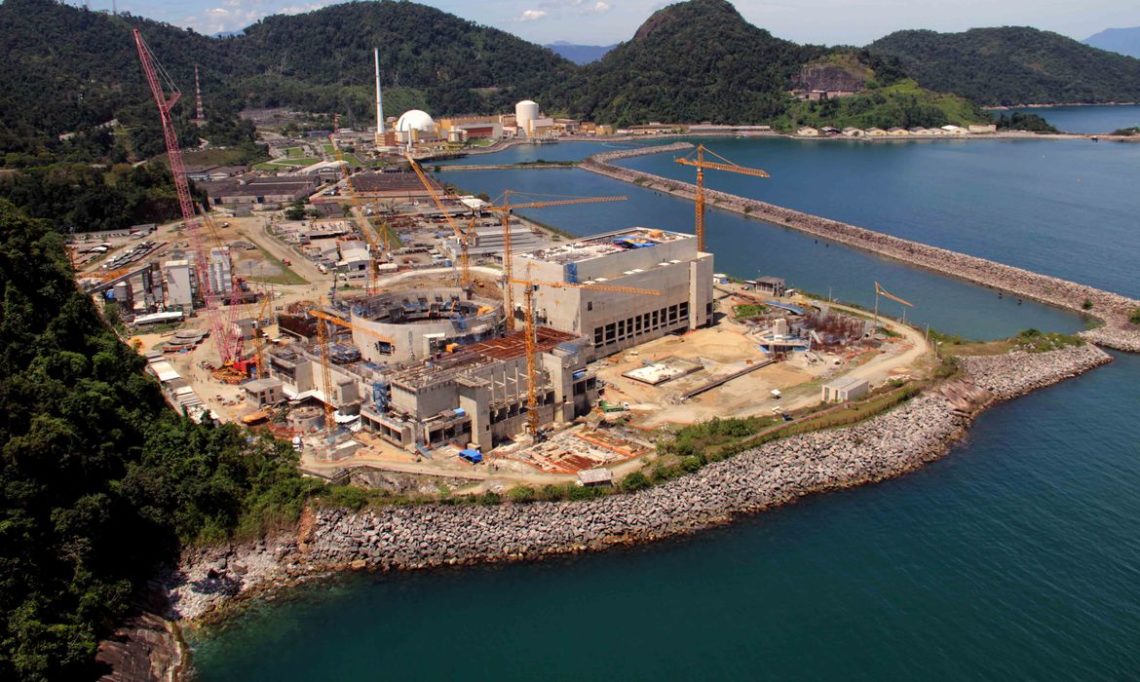 Angra 3 será a terceira usina da Central Nuclear Almirante Álvaro Alberto (CNAAA), na praia de Itaorna, em Angra dos Reis (RJ). Previsão é que nova unidade com potência de 1.405 MW, será capaz de gerar mais de 12 milhões de MWh / ano (foto: Eletrobras/Divulgação)