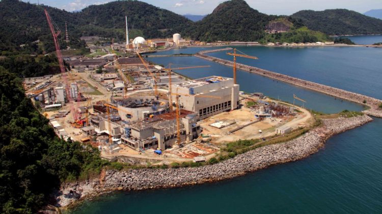 Eletronuclear está retomando as obras de construção da usina Angra 3 (1.405 MW), em Angra dos Reis (RJ), afirmou o presidente da companhia, Eduardo Grand Court