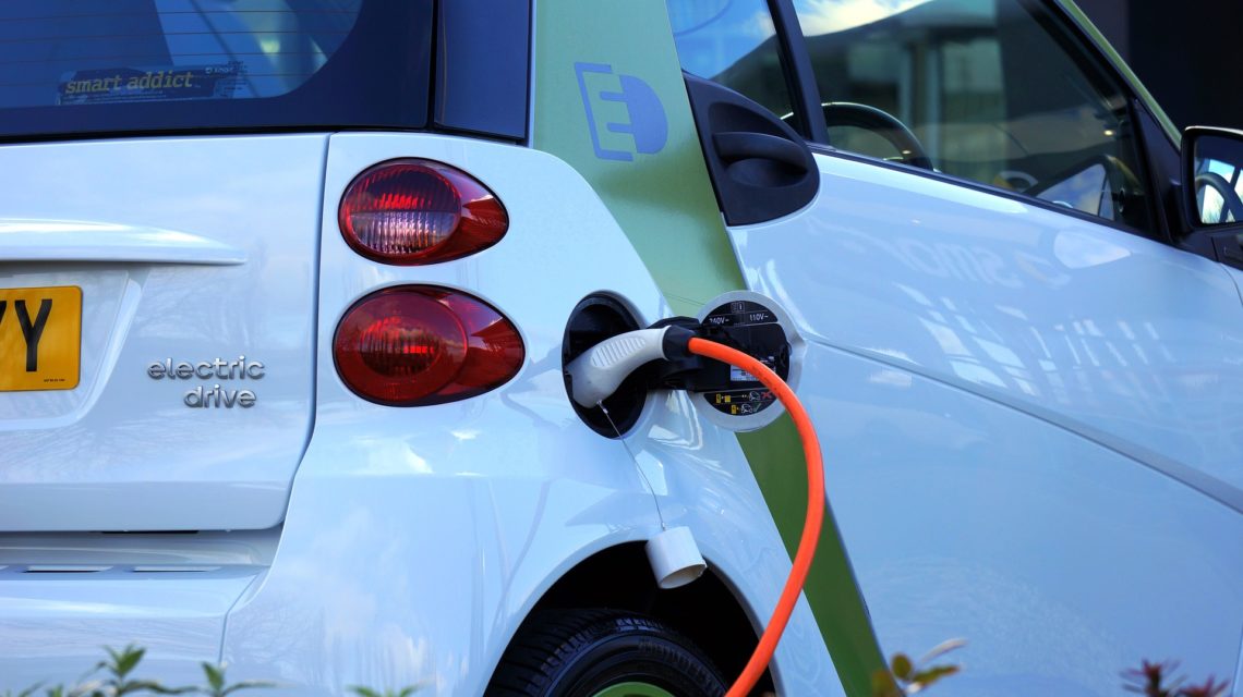 Baterias e commodities metálicas ainda são gargalos para veículos elétricos até 2030, mas mercado está otimista com vendas até 2030 (Pixabay)