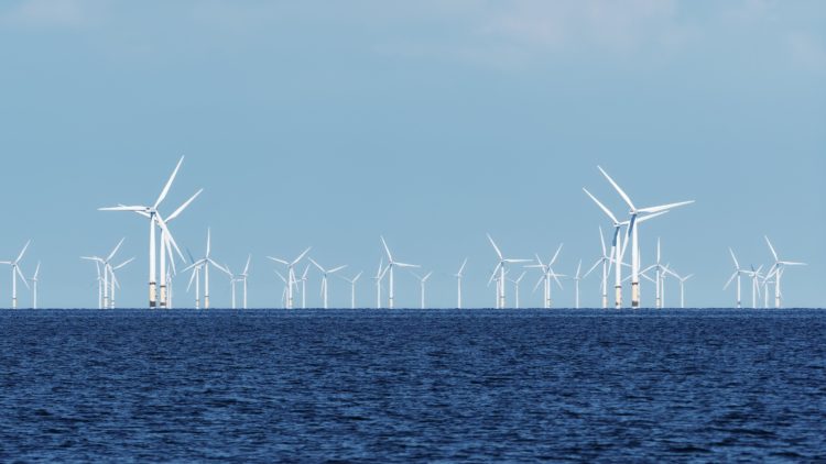 Ao todo, os 80 GW em desenvolvimento estão distribuídos por 36 projetos em seis estados. Na imagem: Aerogeradores para energia eólica offshore em mar azul escuro com céu azul claro (Foto: Andrew Martin/Pixabay)