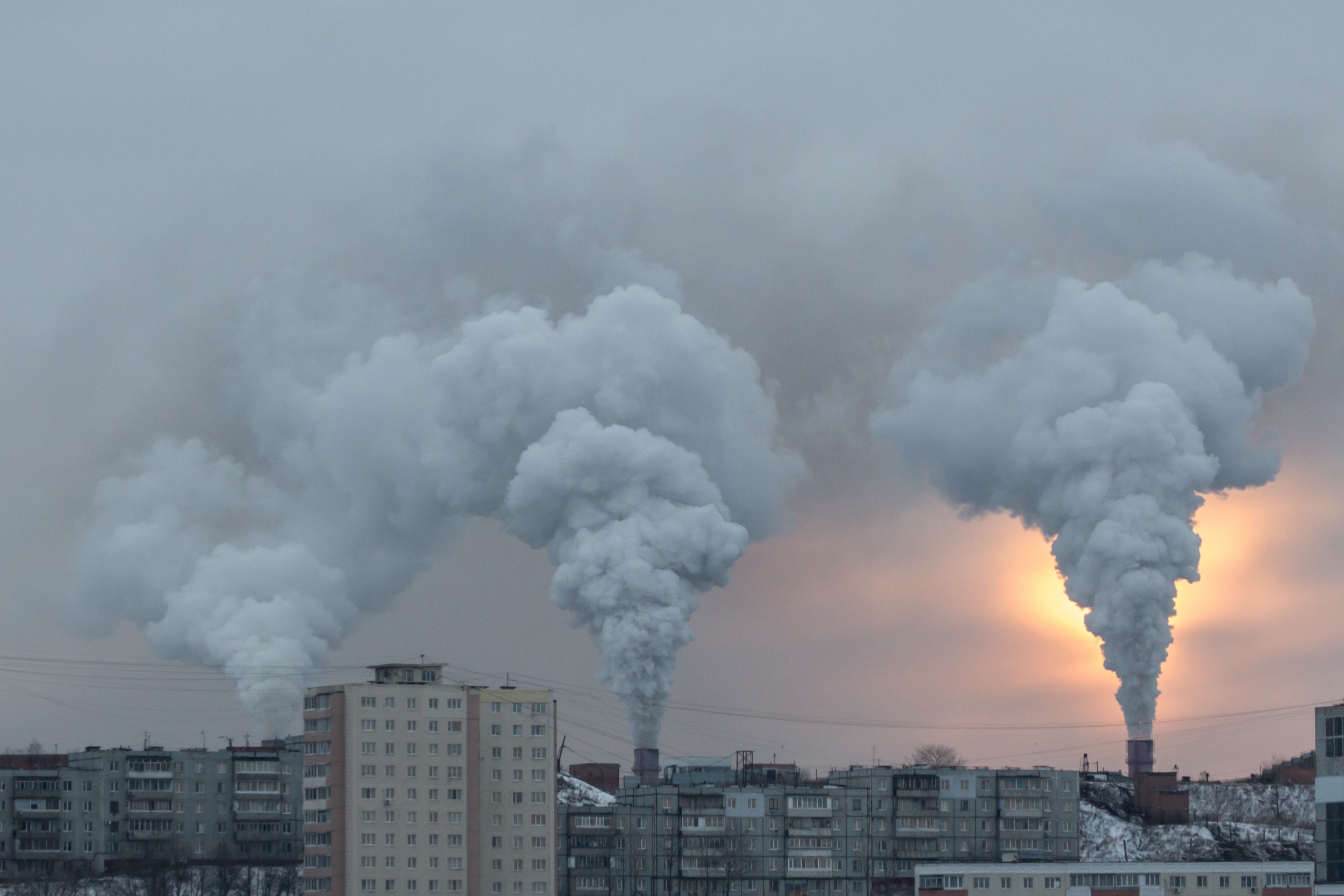 Ações de descarbonização de planos nacionais não conseguirão levar a uma completa eliminação das fontes fósseis, indicam estudos (foto: Shyjo Shutter)