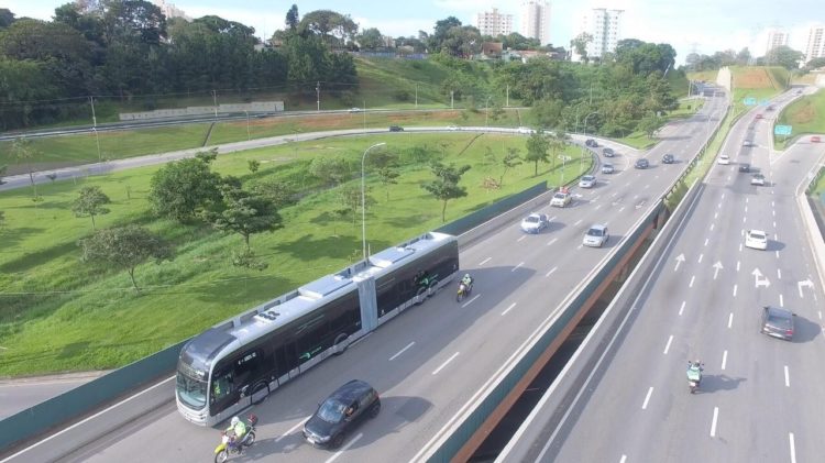 O que as cidades estão fazendo para eletrificar o transporte público. Na imagem: Ônibus articulado elétrico de São José dos Campos (SP) na Linha Verde, primeiro corredor 100% elétrico do país (Foto: Anderson Paguá/Prefeitura de SJC)