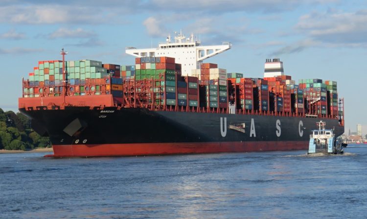 Transporte marítimo avança em projetos de descarbonização. Na imagem: Transporte de carga de contêineres por navio cargueiro de grande porte (Foto: Violetta/Pixabay)