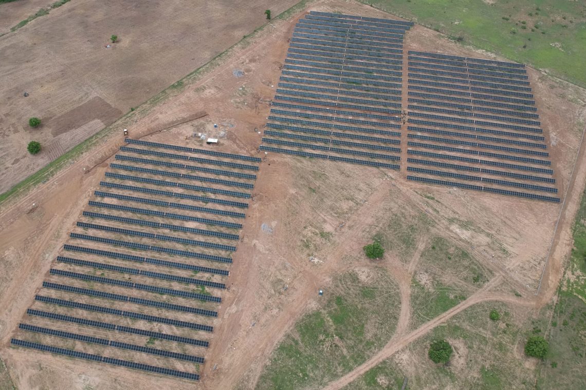 Usina solar fotovoltaica ocupa uma área de oito hectares e deve gerar 4.905 MWh/ano para mais de 320 unidades da Vivo, em Nova Cruz/RN (foto: Vivo/Divulgação)