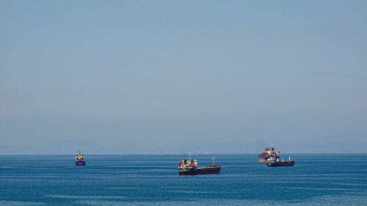 Transporte marítimo tem novos acordos para descarbonizar e criar mercado de carbono azul. Na imagem: Quatro navios de carga transitam no oceano azul (Foto: Pixabay)