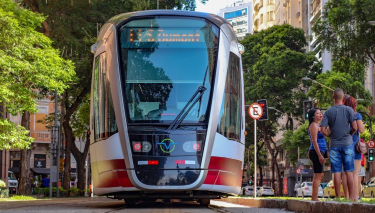 Rio de Janeiro quer se tornar modelo de “cidade inteligente”. Na imagem: veículo elétrico sobre trilhos para transporte coletivo com destino ao aeroporto Santos Dumont, no Rio (Foto: Pixabay)
