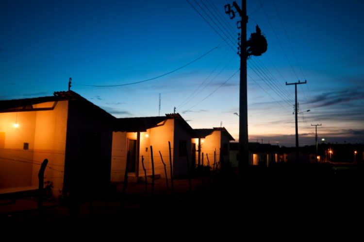 Acesso à energia elétrica, questão de sobrevivência e dignidade. Na imagem: Instalações elétricas por meio do programa Luz para Todos, no Piauí, em 2020 (Foto: Governo Federal)