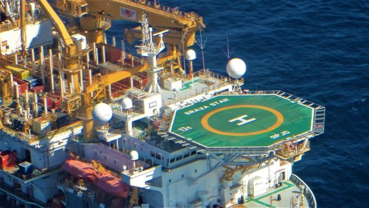 Novas descobertas de óleo e gás caem 42% no mundo no 1º semestre, diz Rystad. Na imagem: Brava Star (NS-45), navio-sonda offshore da Petrobras (Foto: Divulgação Constellation)