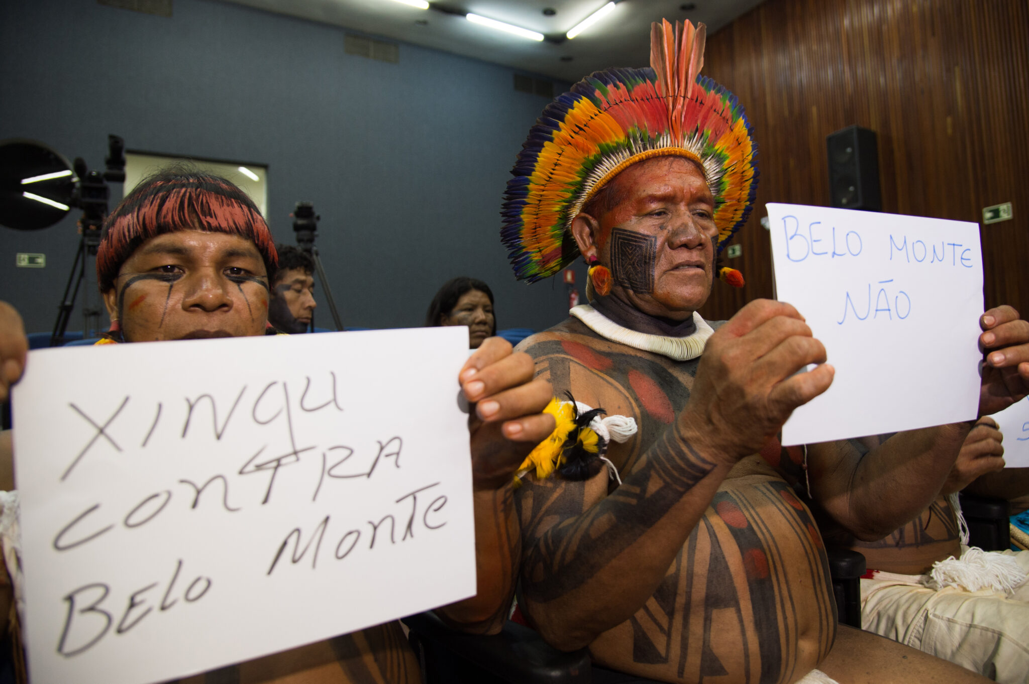 Indígenas do Xingu protestam contra o enchimento do reservatório da Usina Hidrelétrica de Belo Monte, no Rio Xingu, em 2015, antes de sua inauguração