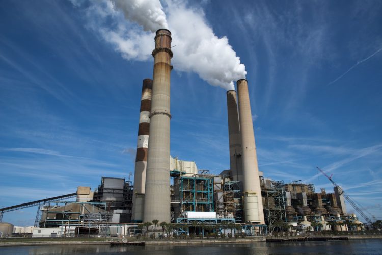 Investidores reconhecem metas, mas cobram estratégias para descarbonização. Na imagem: Usina elétrica Ruskin, na Flórida (EUA) emitindo grande volume de gases de efeito estufa (GEE) na atmosfera (Foto: Rebecca Humann/Pixabay)