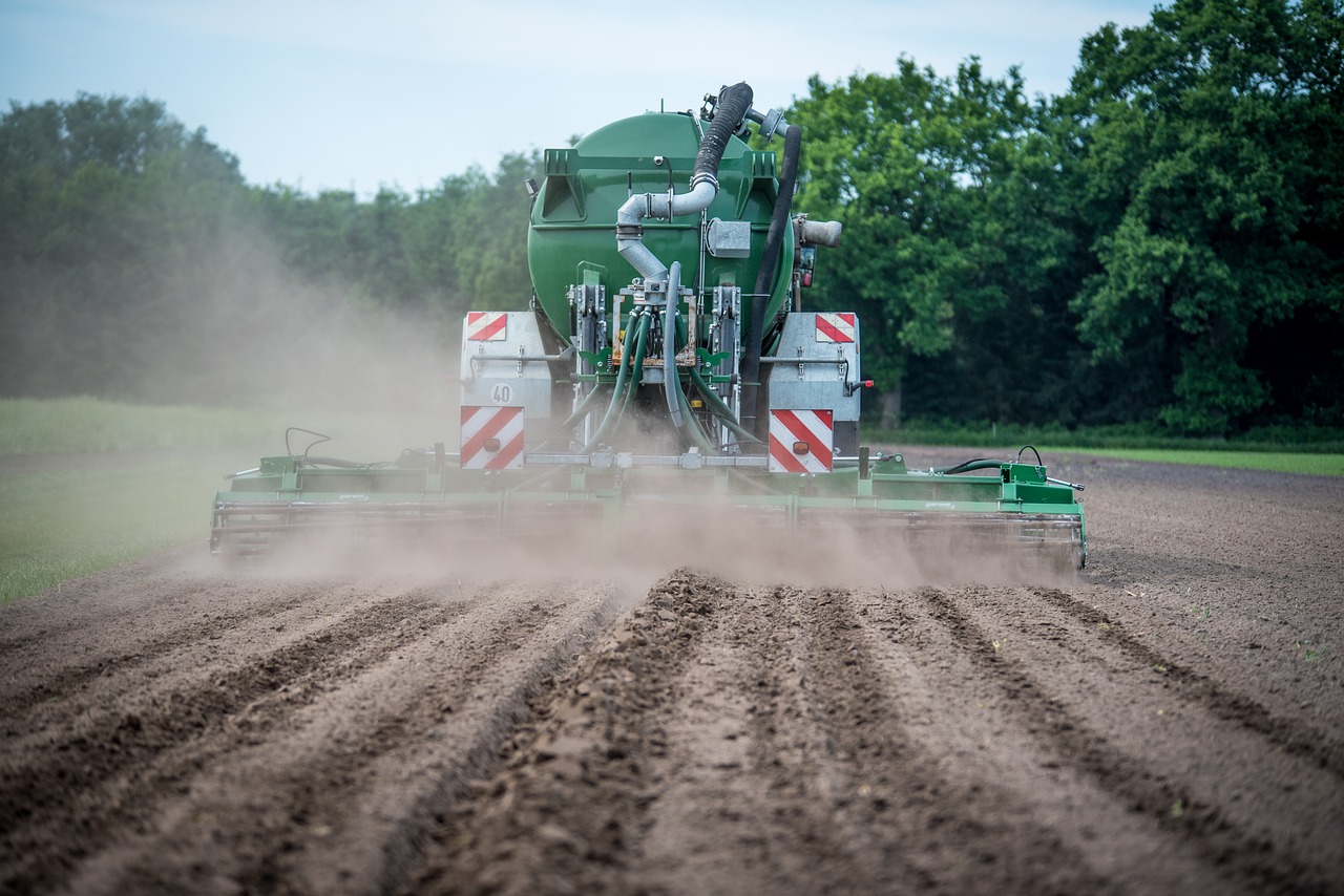 Plano Nacional de Fertilizantes necessita de medidas complementares para atrair investimentos. Na imagem: Adubação mecânica do solo com o uso de fertilizantes (Foto: Wolfgang Ehrecke/Pixabay)