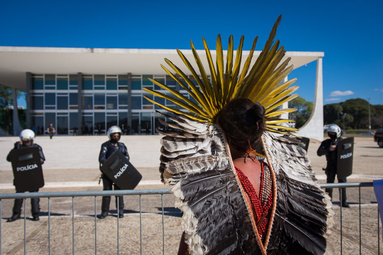 Na imagem: Mobilização dos indígenas em julho de 2021, em frente ao Supremo Tribunal Federal, em Brasília, contra o PL 490 e o marco temporal que será votado no STF (Foto: Cícero Pedrosa Neto/Amazônia Real)