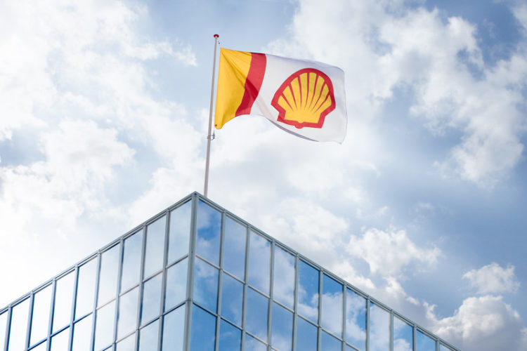 Shell pode enfrentar novo litígio climático na Europa. Na imagem, bandeira da Shell tremulando ao vento (Foto: Jiri Buller/Shell)