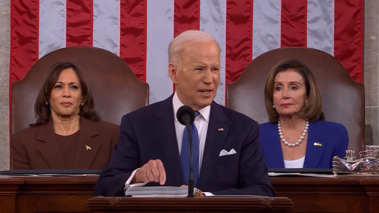 Vice-presidente dos EUA, Kamala Harris; presidente dos EUA, Joe Biden e a presidente da Câmara, Nancy Pelosi (reprodução C-SPAN)