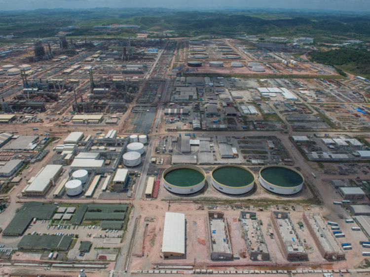 Vista aérea da planta da Refinaria Abreu e Lima (Rnest), localizada no Porto de Suape, em Pernambuco (Foto: Agência Petrobras)