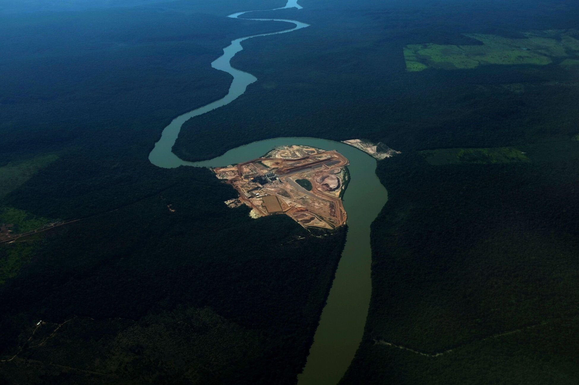 Construção de novas hidrelétricas na Amazônia voltam aos holofotes em ano eleitoral. Na imagem: Vista aérea de um canteiro de obras de uma hidrelétrica localizada no rio Teles Pires, perto da cidade de Alta Floresta, no Pará (Foto: Reuters/Alamy)