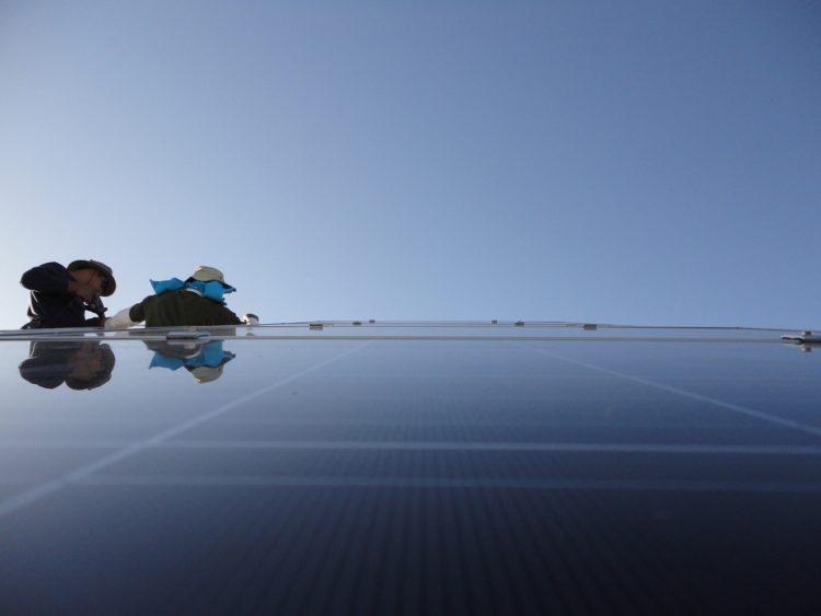 Geração distribuída atinge 10 GW no Brasil. Na imagem, técnicos instalam uma placa solar fotovoltaica sobre telhado (Foto: Jacob Totolhua/Pixabay)