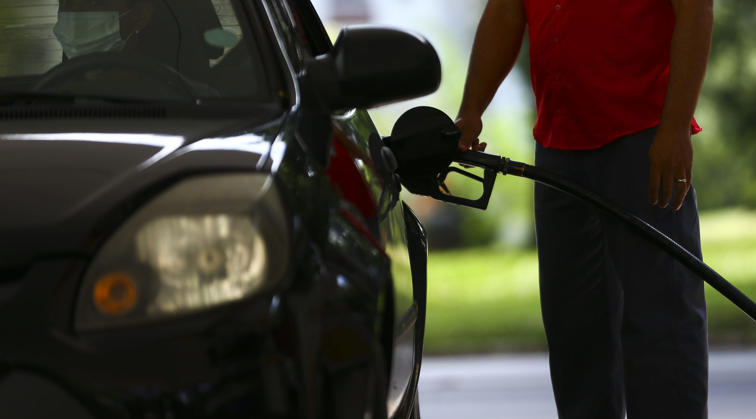 Gasolina cara pesa mais no bolso do brasileiro, diz Oxford Economics