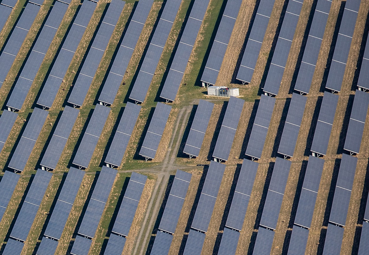 Mundo adicionou 257 GW de renováveis em 2021. Na imagem: Foto aérea de painéis fotovoltaicos em fazenda solar (Foto: Kev/Pixabay)