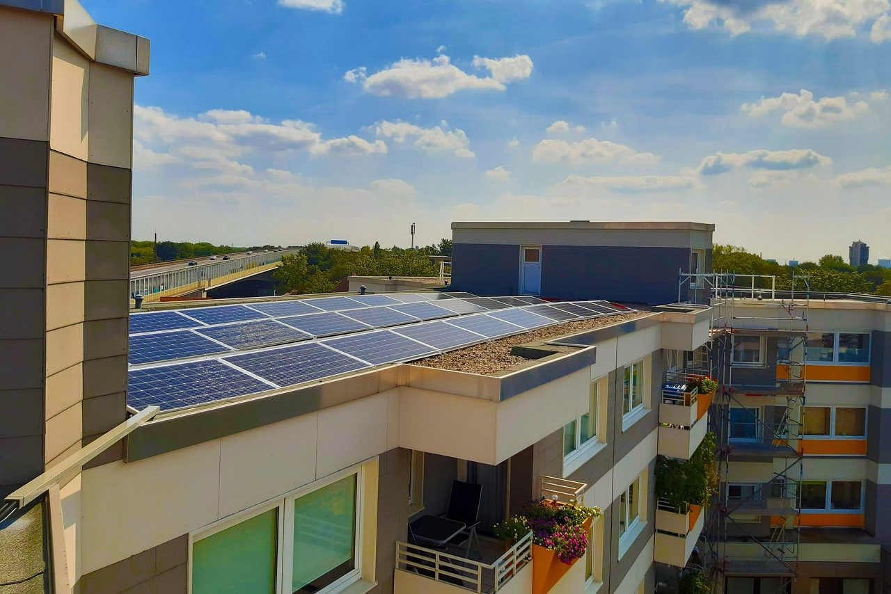 Dez anos após criação da geração distribuída, ICMS ainda preocupa. Na foto, terraço de prédio com painéis fotovoltaicos para GD solar
