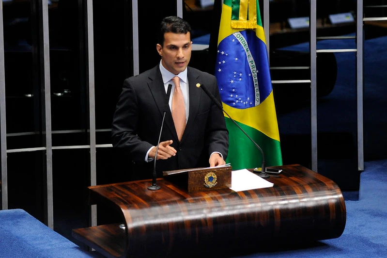 Projeto no Senado isenta imposto de importação de elétricos e híbridos. Na imagem, Senador Irajá Silvestre Filho, na tribuna do Senado Federal.