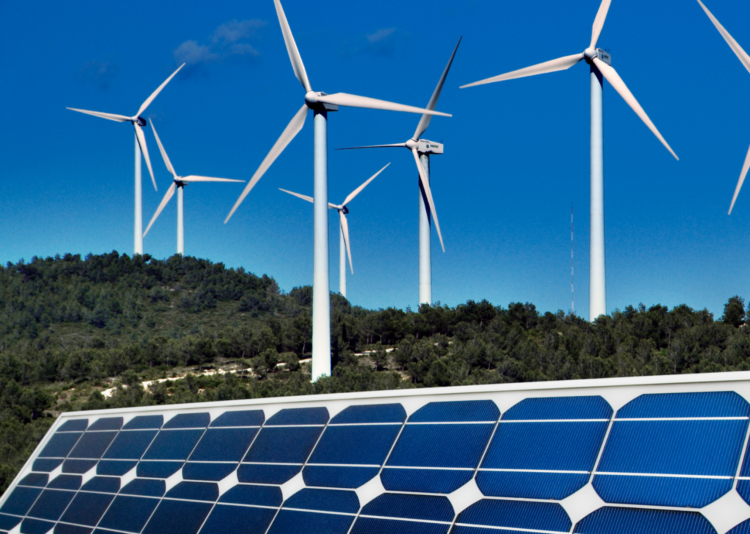 Alemanha atualiza leis do setor elétrico para zerar emissões até 2035. Na imagem: Turbinas eólicas e placas solares fotovoltaicas (Foto: Divulgação/Ember)