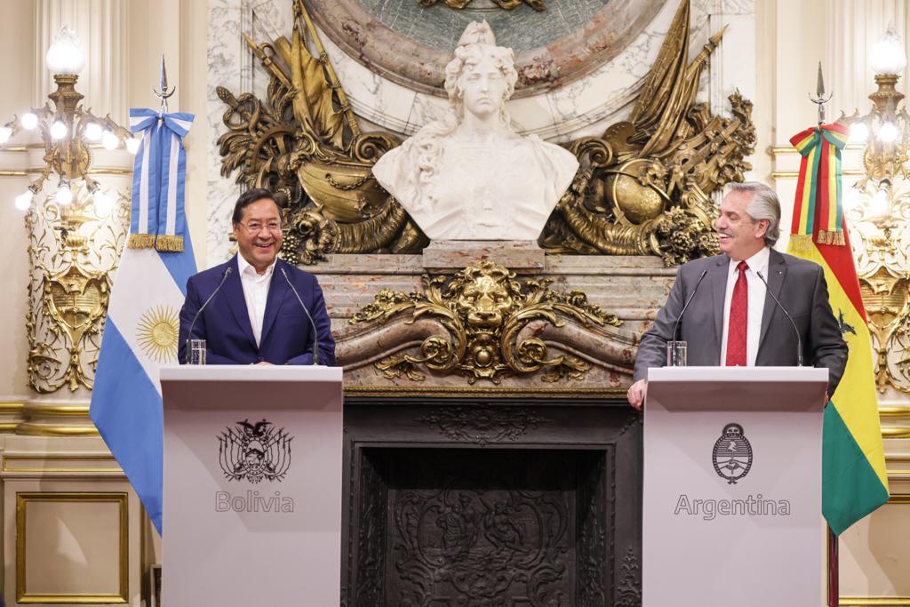 Luis Arce (esq.) e Alberto Fernández (dir.), presidentes da Bolívia e Argentina, respectivamente, celebram acordo para fornecimento de gás da Bolívia