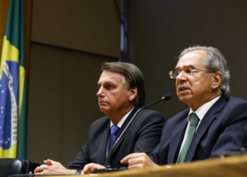 Que poder, de fato, Bolsonaro tem para mudar preços da Petrobras? Na imagem, presidente da República, Jair Bolsonaro [à esquerda], e o ministro da economia, Paulo Guedes [à direita] -- que aumenta a sua influência sobre a Petrobras com a troca no comando da estatal (Foto: Clauber Cleber Caetano/PR)