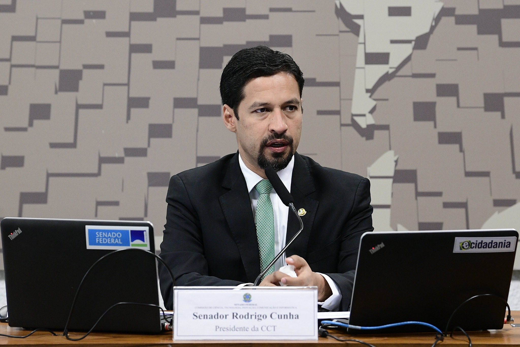 Incentivo a veículos elétricos passa na CCT, do Senado. Na imagem, presidente da CCT, Rodrigo Cunha, que relatou o PL 6.020
