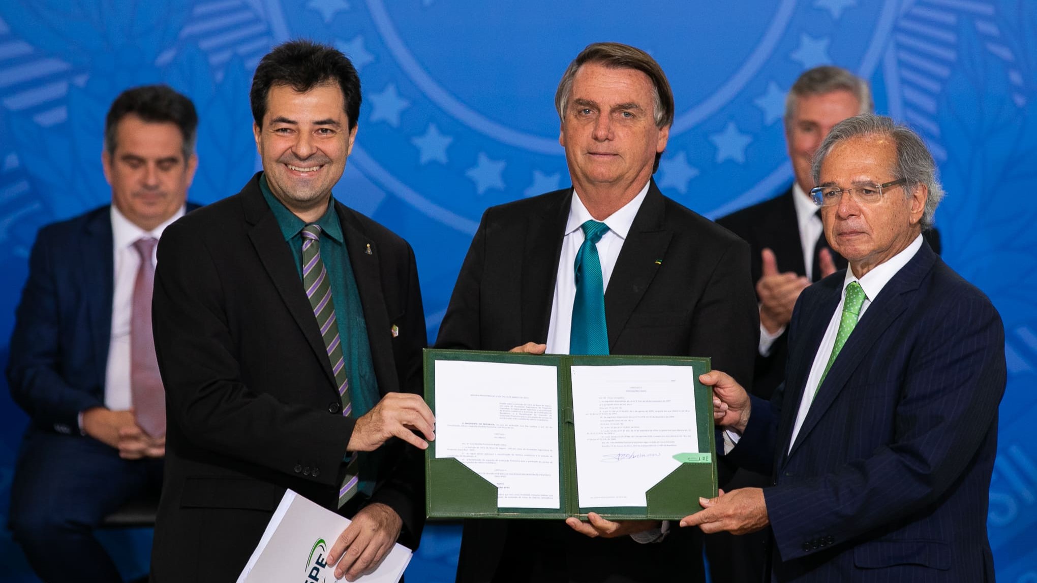 Adolfo Sachsida, Bolsonaro e Paulo Guedes – novo ministro de Minas e Energia é um dos principais auxiliares de Guedes e assume no meio da crise dos combustíveis