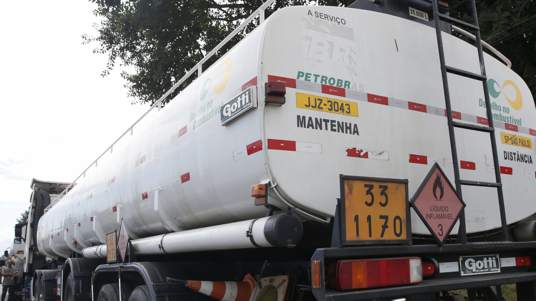 Desabastecimento de diesel, riscos segundo Petrobras, MME e consultorias. Na imagem, caminhão tanque abastece na Refinaria Duque de Caxias (Reduc), no Rio de Janeiro (Foto: Tânia Rego/Agência Brasil)