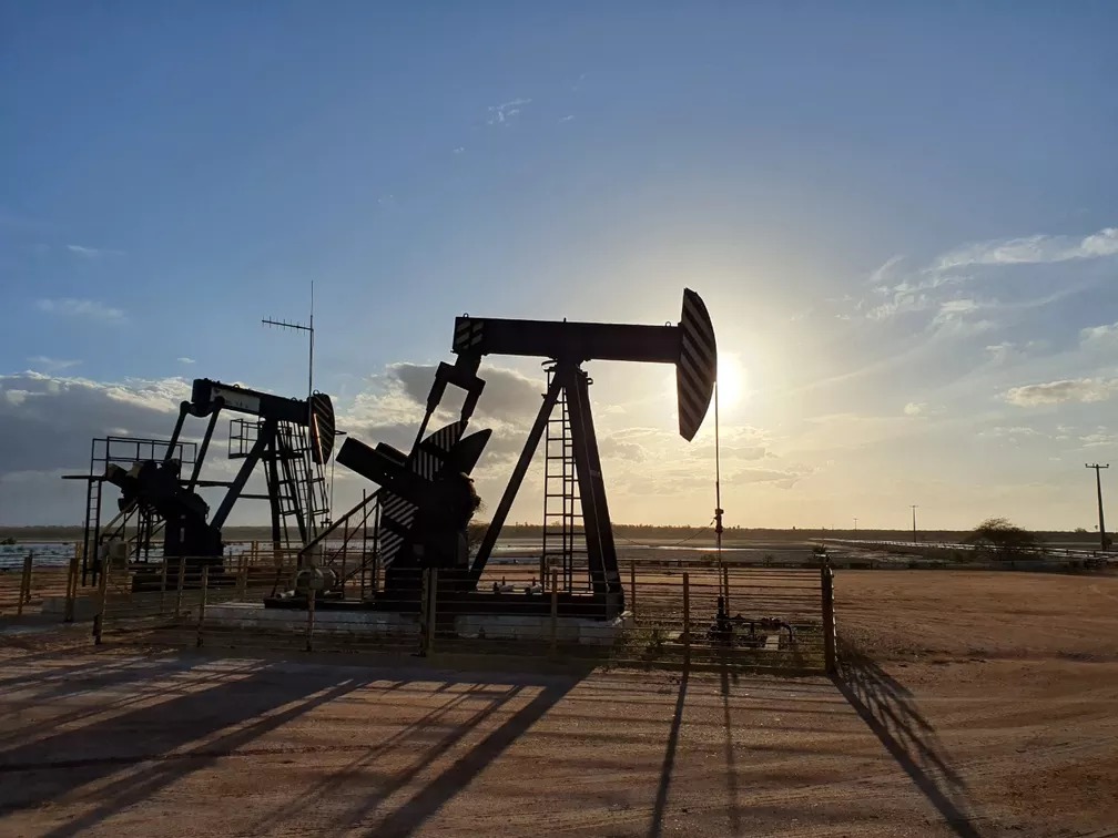 Exploração de petróleo em campo terrestre do Polo Potiguar pela 3R Petroleum; conjunto de ativos inclui toda infraestrutura associada de processamento, refino, logística, armazenamento, transporte e escoamento de petróleo e gás natural