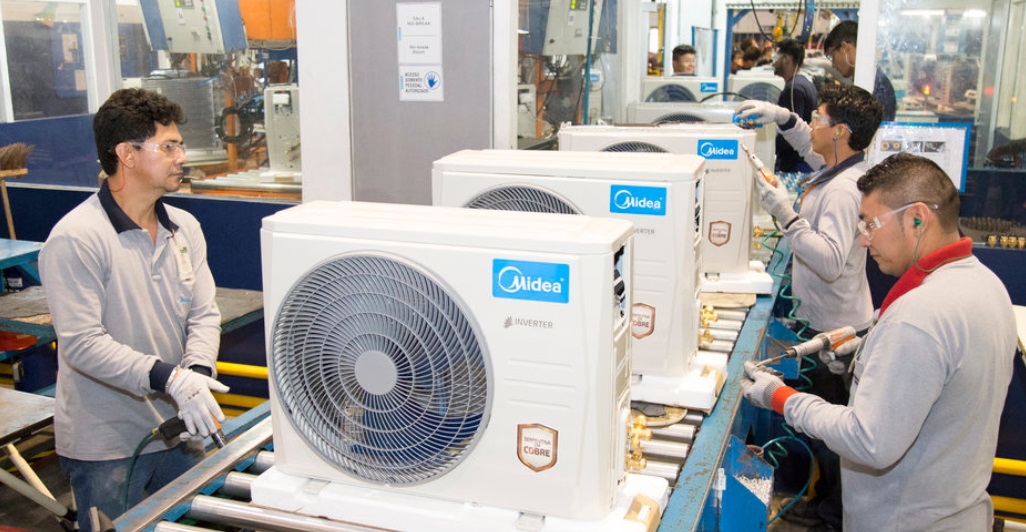 Novas diretrizes para ar-condicionado deixam janela de cinco anos para equipamentos menos eficientes. Na imagem, fábrica de ar-condicionado da Midea