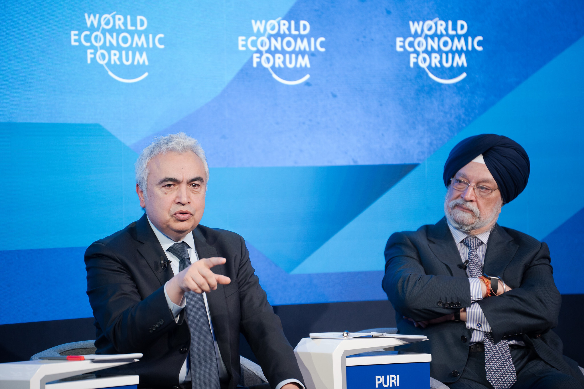 Fatih Birol e Hardeep Singh Puri discutem como enfrentar crise energética e crise climática, em Davos 2022 (Foto Manuel Lopez/Fórum Econômico Mundial)