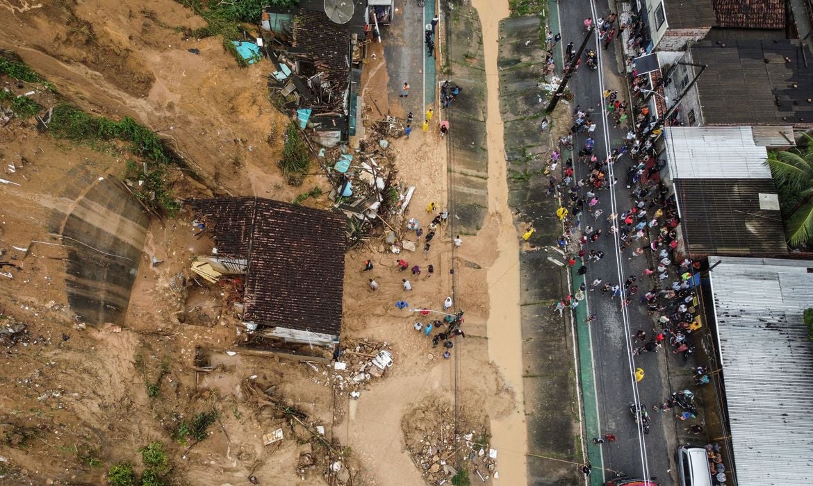 Chuvas em Pernambuco são mais um alerta para extremos climáticos. Na imagem, escombros de deslizamento de terra, em decorrência das fortes chuvas que atingiram a região metropolitana de Recife