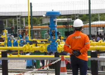 Cegás recebe propostas para suprimento de gás de quatro fornecedores. Na imagem, instalações da Cegás, distribuidora de gás canalizado no Ceará; com trabalhadora uniformizada em primeiro plano