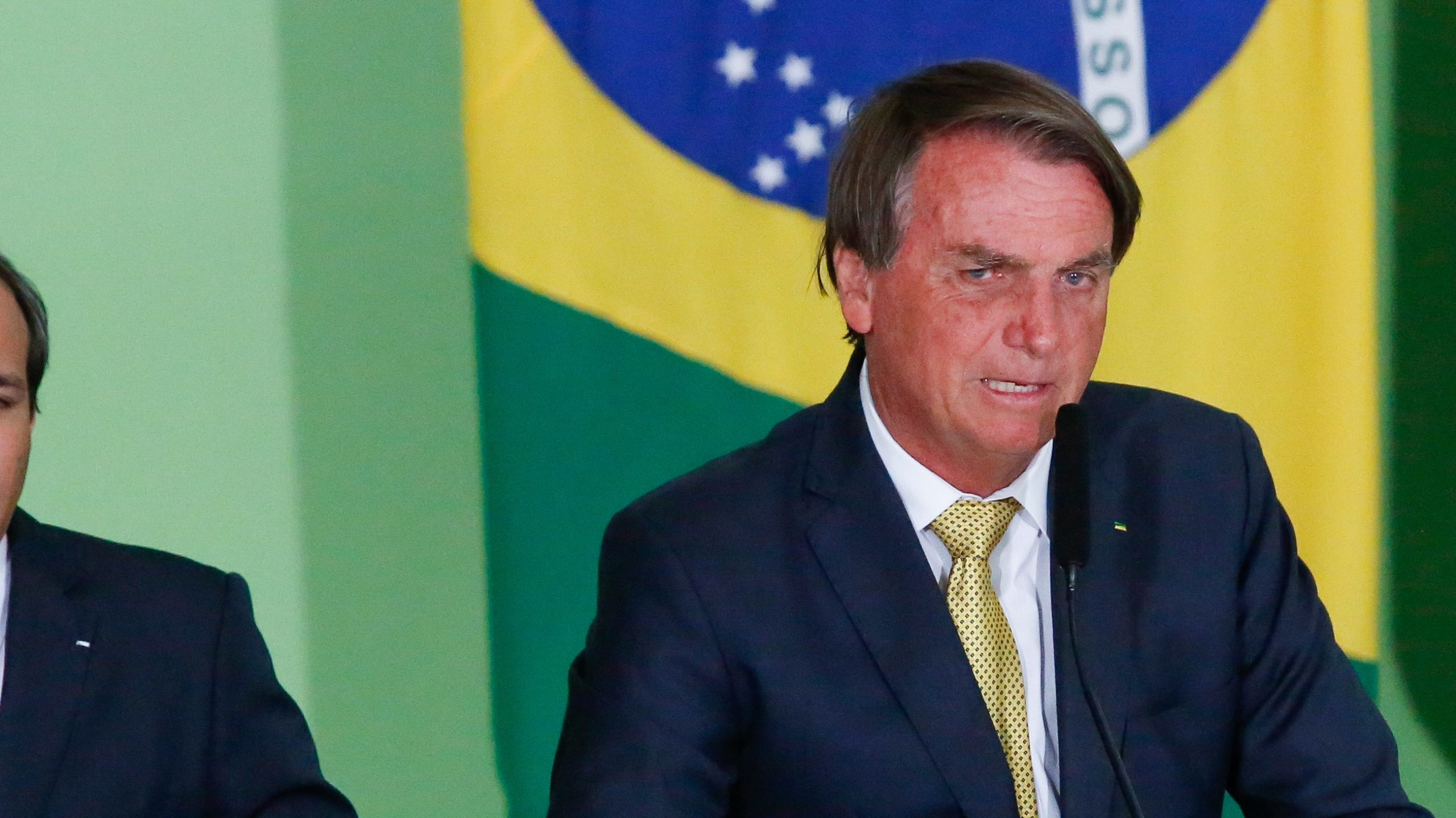 Bolsonaro, na foto, apela para que Petrobras segure reajustes e evite "convulsão nacional"