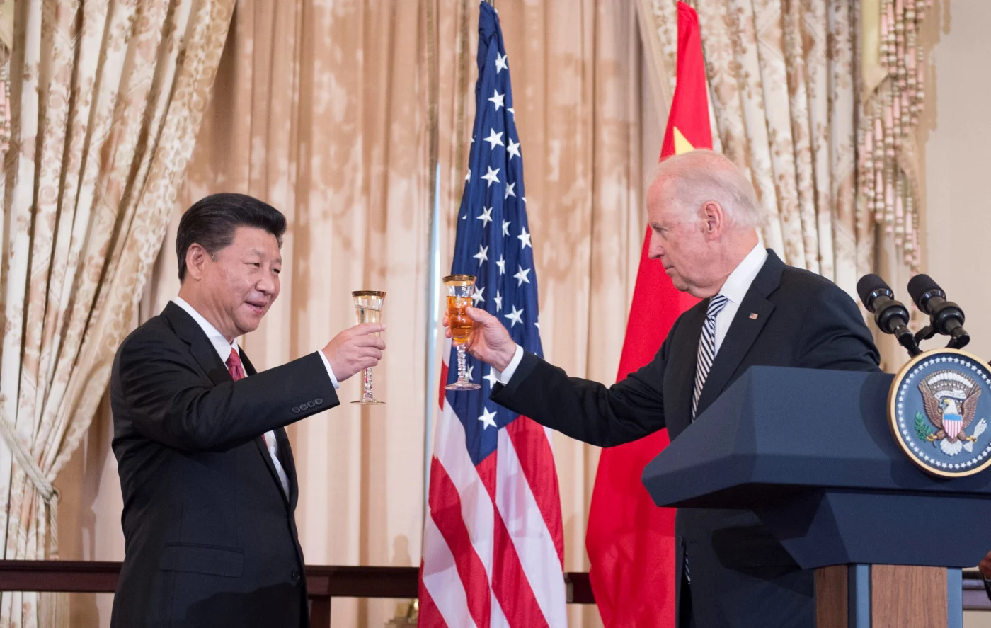 Acordo entre China e EUA para transição é “praticamente uma fantasia”. Na imagem, brinde entre Joe Biden e Xi Jinping
