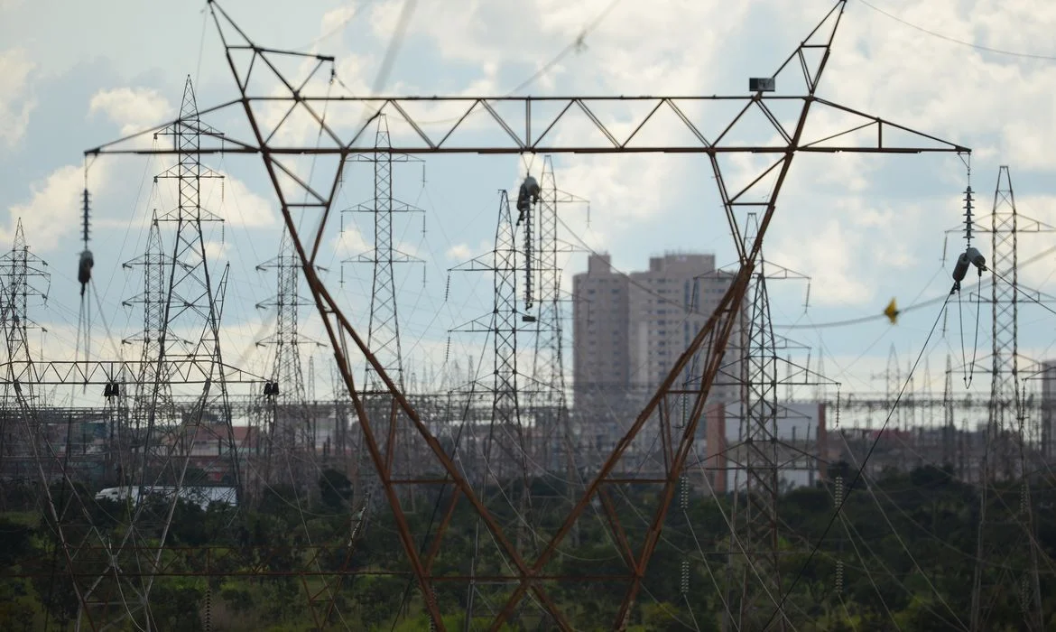 Governo quer antecipar dinheiro da venda da Eletrobras para segurar tarifa de energia em 2022. Na imagem, linhas de transmissão em área urbana