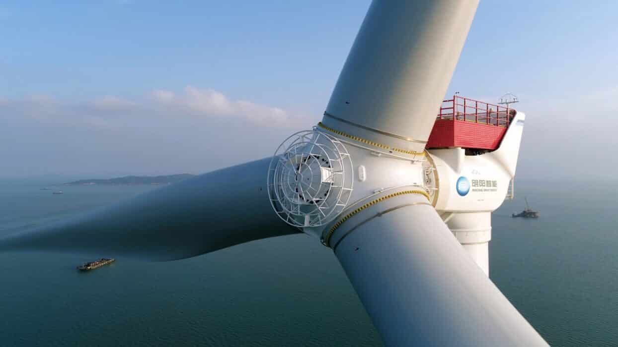 Na imagem, maior Turbina eólica do planeta, da empresa chinesa MingYang