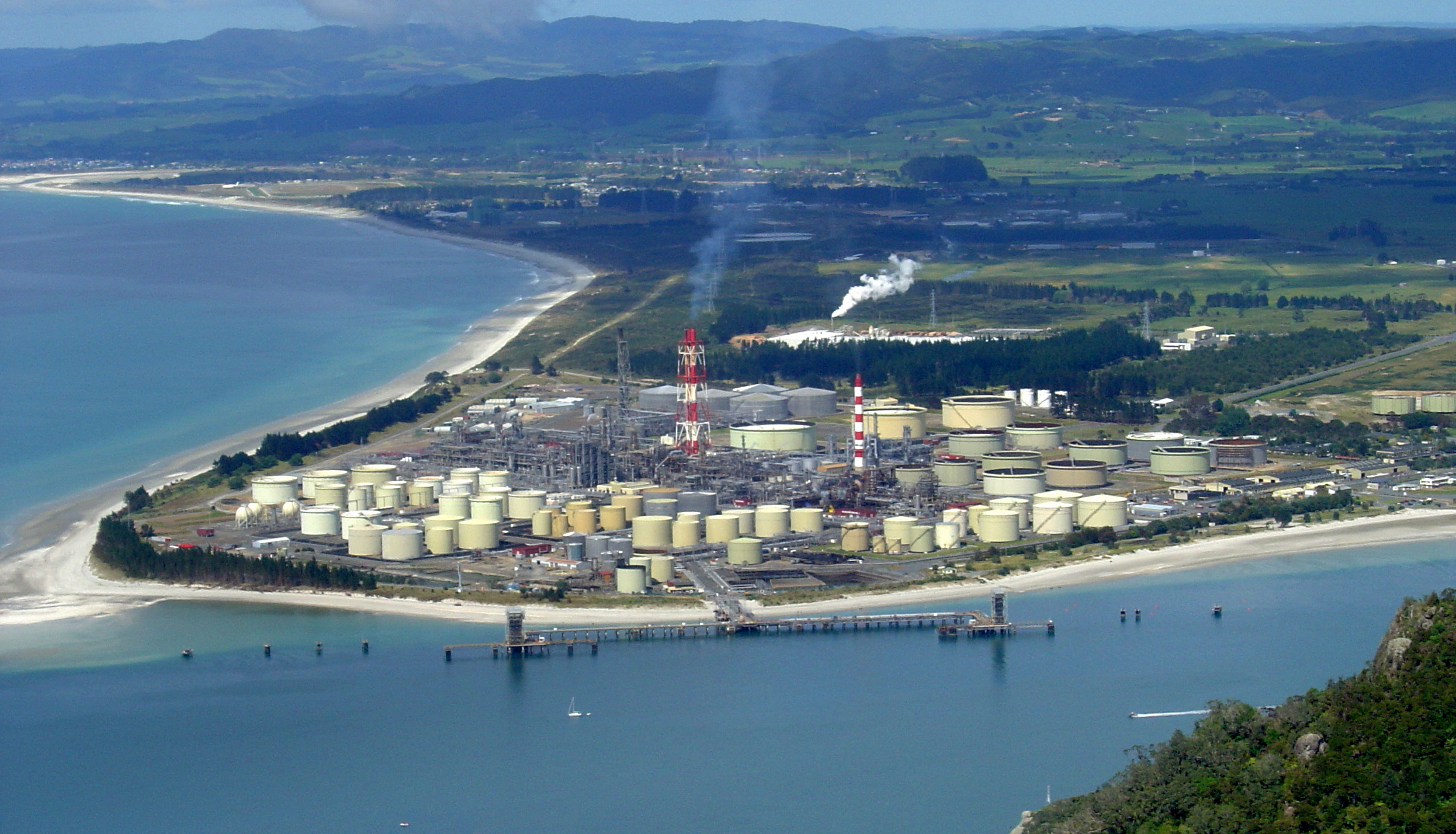 Fortescue estuda distribuição de hidrogênio verde em rede de gás na Nova Zelândia. Na imagem, refinaria de petróleo Marsden Point, na Nova Zelândia, vista do topo do Monte Manaia