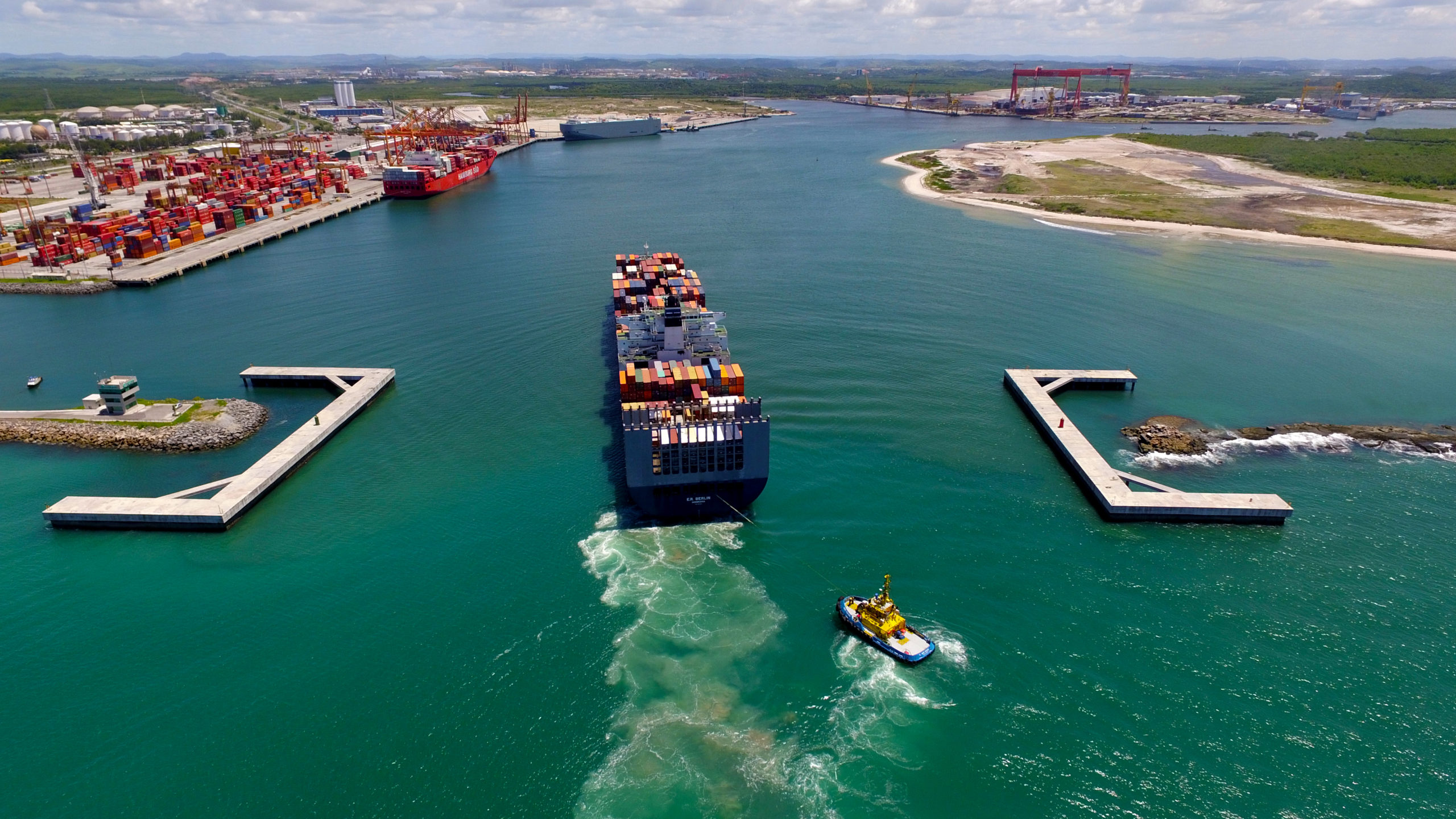 Suape prepara chamada pública para planta de hidrogênio verde com 1GW de capacidade. Na imagem, navio cargueiro entrando no Porto de Suape (Foto: Divulgação)