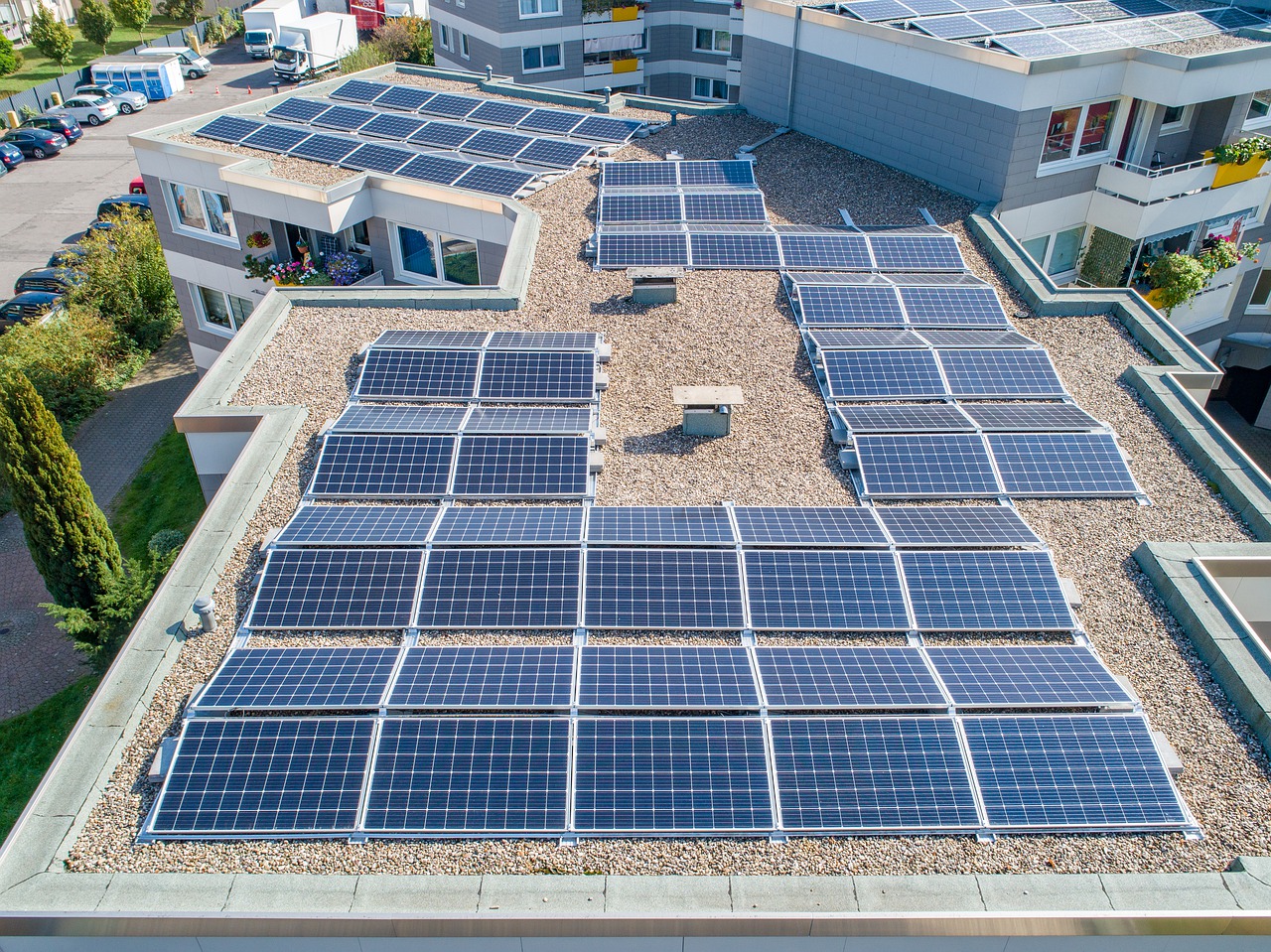 Painéis solares fotovoltaicos instalados sobre telhado em conjunto de prédios