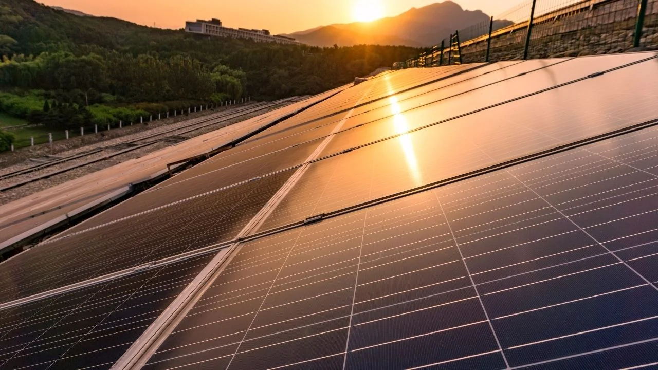 Fintech de energia solar capta R$ 500 mi em rodada com Softbank. Na imagem, placas fotovoltaicas para GD solar
