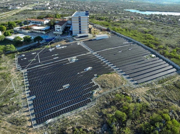 Usina solar do grupo Ser Educacional instalada no complexo da Uninassau, em Caruaru, agreste de Pernambuco