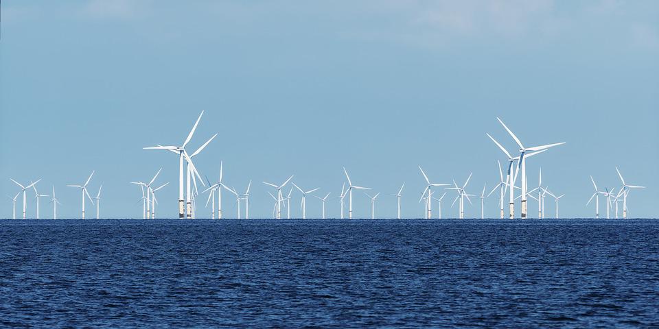 Eólica offshore deve atrair US$ 1 tri em investimentos na próxima década. Na imagem, aerogeradores para energia eólica offshore em alto mar (Foto: Andrew Martin/Pixabay)