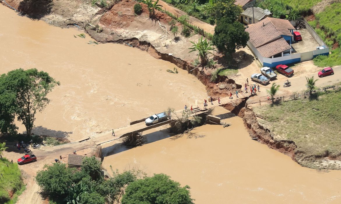Mais de 25% das mortes por chuvas no Brasil, em um período de nove anos, aconteceram em 2022. Na imagem, sobrevôo em áreas atingidas por enchentes em Porto Seguro, na Bahia, em dezembro de 2021 (Foto: Isac Nóbrega/PR)