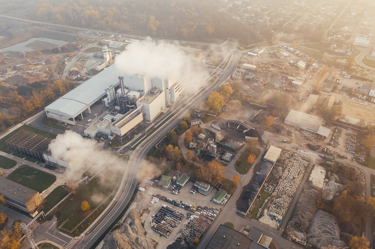 Setor financeiro coloca plano de transição net-zero sob consulta. Na imagem, emissões poluentes vindas de complexo industrial (Foto: Marcin Jozwiak/Pixabay)