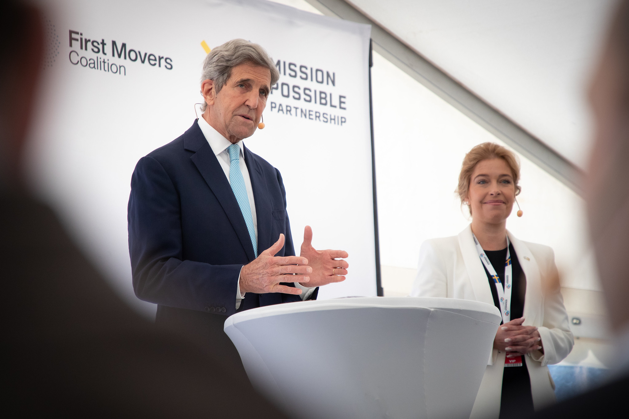John Kerry, enviado especial dos EUA para o clima, com a ministra sueca do Meio Ambiente Annika Strandhäll durante a Estocolmo+50 (Foto: Unep/Divulgação)